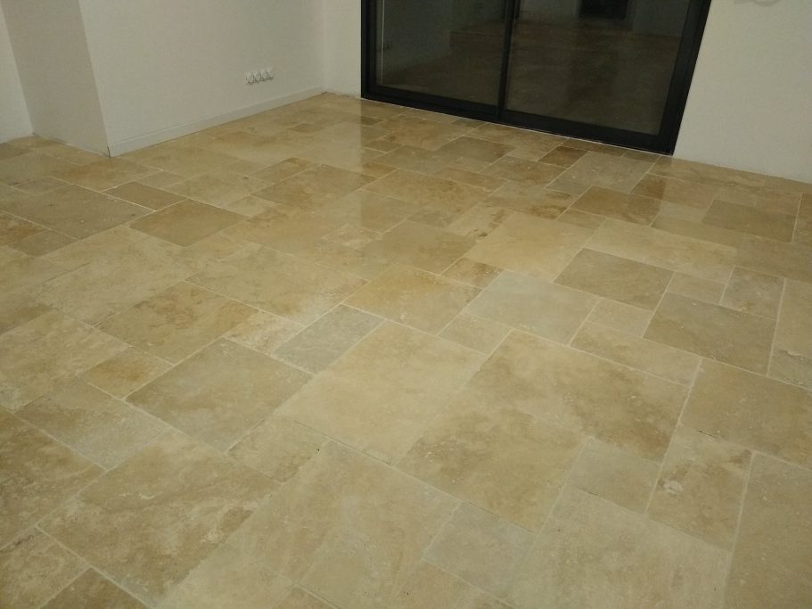 Photo de carrelage travertin beige dans une maison neuve