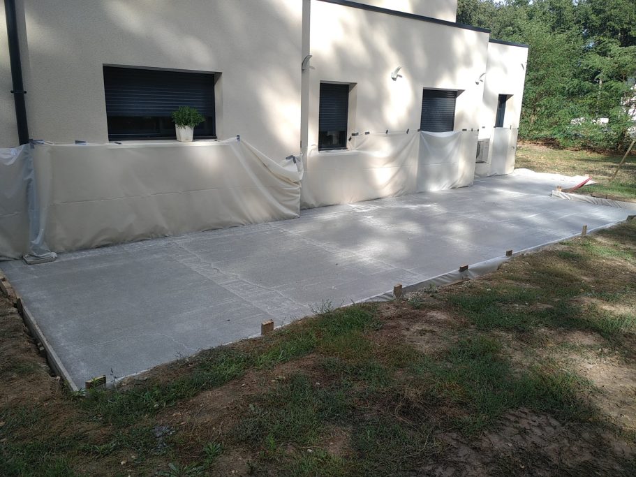 Photo d'une terrasse en béton en train de sécher 