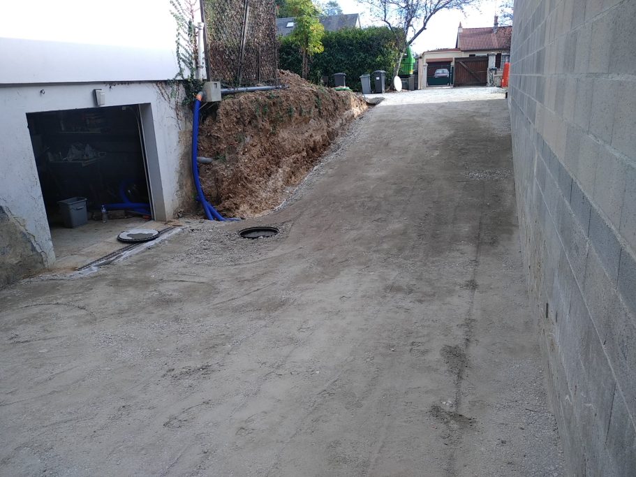 Photo d'une descente de parking privatif en sous-sol avec la buse visible