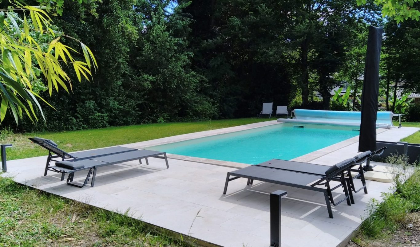 Photo d'une piscine creusée, avec terrasse pour bain de soleil, réaliser par l'entreprise CSM37